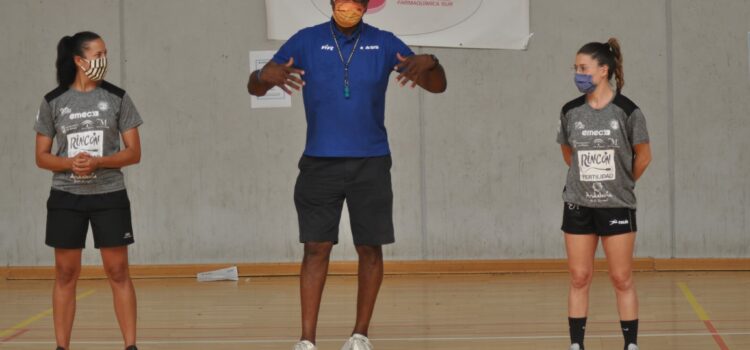 Calentamiento activación con las jugadoras del Club Balonmano Femenino Málaga Costa del Sol Rincón Fertilidad
